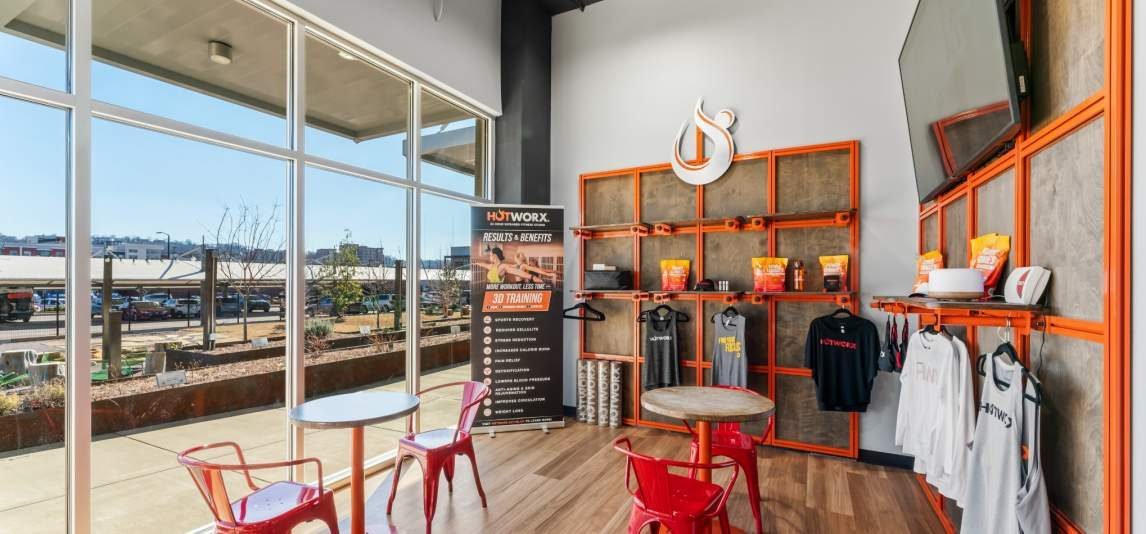 HOTWORX: Arrival / retail + customer space